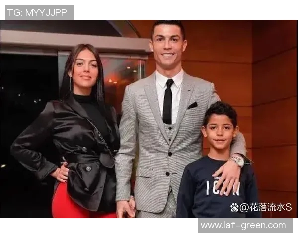 足球明星C罗与迷你罗的亲子时光:传承与梦想的完美结合 足球明星C罗与迷你罗的亲子时光:传承与梦想的完美结合