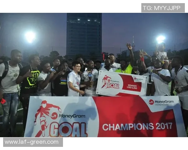 足球明星走进大街与粉丝亲密互动引发热烈反响